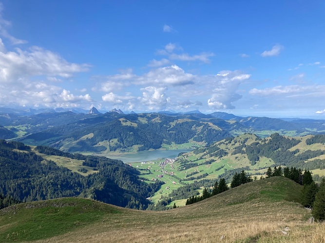 und zum oberen Seeteil mit Euthal und den Mythen im...