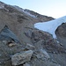 Das untere Ende des Rosimgletschers wird über blockige Schuttfelder erreicht. Guckt man genau hin, erkennt man mittig zwischen dem Steinmann im Vordergrund und dem Gletscher im Hintergrund 4 Bergsteiger (links der Felsplatten), die sich der Gletscherzunge nähern.