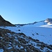 ..... geht es am linken, nördlichen Rand des Gletschers aufwärts. Eisausrüstung ist nicht erforderlich, solange man unmittelbar am Rand des Firns bleibt. Rechts im Hintergrund der Plattenspitz (3422 m).