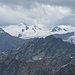Zoomaufnahme Richtung Wildspitze; vor der weißen Gletscherfläche der dunkle Seekogel