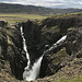 Der schöne Wasserfall mit Schlucht in der Nähe des Campingplatzes