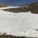 Mein Abstiegsweg, praktsich gerade hinab durch eine steile Rinne und das finale Schneefeld, das ganz gut abzufahren war.