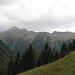Blick beim Anstieg zur Brandlscharte zur anderen Talseite, über der das Kitzsteinhorn aufragt.