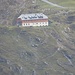 Krefelder Hütte, die über der anderen Talseite liegt, im Zoom