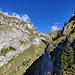 Steile Felswände rahmen das obere Val di Jon ein