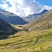 <b>Scambio qualche parola con un’alpigiana, quindi osservo la parte alta della valle, che conduce al Passo della Vallaccia (2614 m) e alla successiva Val Viola Bormina.<br />Certo, gli itinerari non mancano nel Livignasco, basta avere tempo a disposizione! </b>