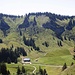 Von der unbewirtschafteten Lingenauer Alpe sieht man die Schreiberalpe im Tal.