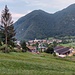 Si sale lasciandosi il paese alle spalle. Da Lenzumo si prende la stretta strada asfaltata che sale alla Malga Trat (all'imbocco, presso una grande segheria, si trovano cartelli esplicativi della sentieristica)
