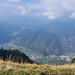 Approfittando di uno sprazzo, da qui la vista sulla valle di Ledro ed in particolare qui sotto il paese di Lenzumo, Enguiso, Locca resta nascosta dalla vegetazione e Bezzecca