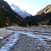 der Wildbach Navisence. Vor wenigen Jahren hat er wohl beide Wanderbrücken weggerissen (und grosse Schäden im Val d'Anniviers und bei Sierre verursacht). Er hat extrem grosses Potenzial an Geschiebe und Gletschermehl.