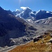 Blick über den grossen Zinalgletscher - der im unteren Teil durch die Schuttbedeckung grau gefärbt ist. Was für eine Bergarena! Es folgt allerdings der rutschige Abstieg zum Gletscher...