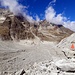 Rückblick inmitten der Gletscherwanderung. Die roten Pylone geben ein beruhigendes Gefühl auf dem richtigen Weg zu sein.