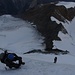 Eispassage am Festigrat - eine nachfolgende Seilschaft sichert auch mit Eisschrauben
