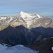 Unter dem [peak5916 Weisshorn 4506m] zeichnen sich die Schatten des Mischabel ab