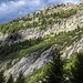 Il sentiero di salita (Svizzera) passa tra le due fasce rocciose