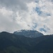 Rückblick: die Tschenglser Hochwand aus dem Tal, etwa von der Ortschaft Tschengls gesehen.