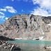 Am Gletschersee vor dem felsigen Gipfelaufbau des Lenkstein. An diesem See kommt man nur vorbei, wenn man die beschriebene Rundtour macht.