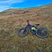 <b>Lascio la bici, compresi gli accessori e il casco, in un avvallamento e mi avvio a piedi sul crinale erboso che costituisce il confine di stato. </b>