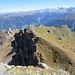 Da unten liegt eine Scharte, über die ich auf die Nordseite (links) absteigen kann.