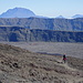 Blick zurück Richtung Ausgangspunkt: Ganz links auf dem ersten Kraterrand, der Parkplatz. Im Hintergrund der Piton des Neiges (3070m). 