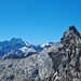 Herrliche Aussicht auf die Berner 4000-er auf dem letzten Stück des Gratwegs zum Gipfel
