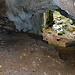 In der Höhle geht es Rund 20 Meter steil aufwärts. Das Höhleninnern hat die Form eines grossen Raumes welcher in den Hang gebaut ist.