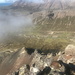 Tiefblick über den steilen Grat hinab.