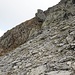 Kleiner Felsriegel bei der Querung: Oben mittig - unterhalb des auffälligen Felsblocks - bin ich rüber (Stelle SG I, Abstiegsbild). 