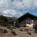 Ranger-Hütte im Millenium Camp, hinten lugen Teile des Mawenzi hervor