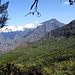 Etwa auf halber Höhe beim Aufstieg zum Refuge. Blick nach W zum Grand Bénare (2898m), dem dritthöchsten Gipfel Réunions. 