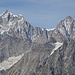 Zoom su Mont Maudit e Mont Blanc du Tacul. Si vedono i rifugi Torino e la stazione della funivia Skyway.