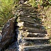 Typische Wanderwege im Tessin, kunstvoll erstellte Treppen oder Stufen. Der Wanderweg ist gut markiert und auch ohne grössere Probleme zu meistern