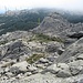 Panorama verso Punta Balistreri, dove sorgono le “ingombranti antenne”; nel mezzo degli abeti (freccia gialla) sorge la chiesetta della Madonna della Neve che si raggiunge con stradina asfaltata da Vallicciola.