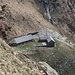 Die Alpe Straolgio aus der Vogelperspektive. Im rechten Gebäude ist ein offen zugängliches Biwak eingerichtet.