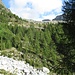 Dall’Alpe Lendine abbiamo seguito il sentiero ben segnalato verso il Lago del Truzzo, che ogni tanto compie delle brevi impennate e qualche tratto in discesa, per dirigersi verso l’Alpe Prosto (m 1750) situata in panoramica posizione quasi alla stessa altezza di Lendine.