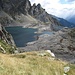 Bacino del Lago del Truzzo desolatamente vuoto. In fondo a destra il solco della Val Bregaglia.