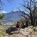 hübsche Aussichtskanzel - mit Moni und Urs; und Hinüberblick zu Camoghè