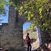 der Stadtmauer entlang hoch - wo eben Irene durch dieses Tor schreitet ...