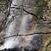 Ein Regenbogen in einem Wasserfall des jungen Torrrente Strona.