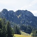 Tagesziel im Zoom, der Weg führt schliesslich erst über den Nordostgrat (links nicht mehr im Bild) und dann die halb von der Sonne beschienene Rinne hoch, die versicherten Kletterstellen sind erst vor dem GK