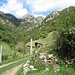 In località Gnétt uno sguardo all’indietro sulla vallata percorsa, chiusa all’orizzonte da uno di torrioni della Cresta della Giumenta.