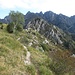 Lasciata la cima e il Bivacco Magnodeno, abbiamo proseguito verso la Cresta della Giumenta (sentiero n° 23). Sullo sfondo il Resegone.