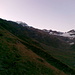 Morgendlicher Aufstieg über Las Blais: links P. Tremoggia, tiefster Punkt rechts F. dal Chapütsch