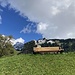 an Bank und Ruine vorbei - mit Blick zum übermorgigen Gipfelziel