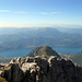 Dalla cima: Cresta Segantini, da noi aggirata sul versante Nord, lungo la Val Scarettone.
Al centro della foto il Triangolo Lariano con il S. Primo