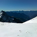 Blick von der Gipfelmulde zum P. Malenco (links) und zu den Bergamaskeralpen über dem V. Malenco bzw. dem Valtellina