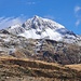 <b>Lo sguardo è catturato dalle cime imbiancate che sovrastano la valle: in primo luogo dal Pizzo Lucendro. </b>