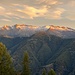 Alpenglühen ist es nicht eben - aber die schönen eingeschneiten Gipfel geben ein schönes Panorama