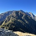 die rauhe Gipfelkette bis zur Fumadiga, rechts überragt durch den Gridone