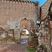 In die innere Vorburg gelangt man dann durch ein hohes romanisches Burgtor aus dem 12. Jahrhundert, das später in der Gotik verkleinert und mit einem Spitzbogen versehen wurde. 